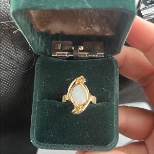 Elegant Gold tone Fashion Opal Ring